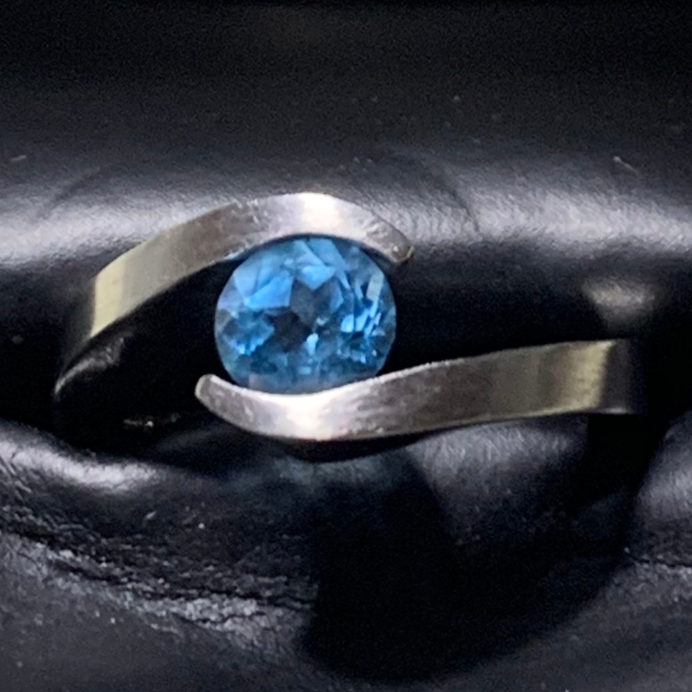 Titanium ring Stella with blue 6mm topaz